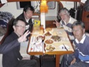 帰港後の大宴会中、撮影 岸田。