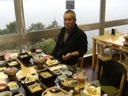 手作りの握り寿司を造っていただいた金原氏。