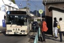 4日目、小豆島草壁港に停泊後、風呂のためバス待ち。